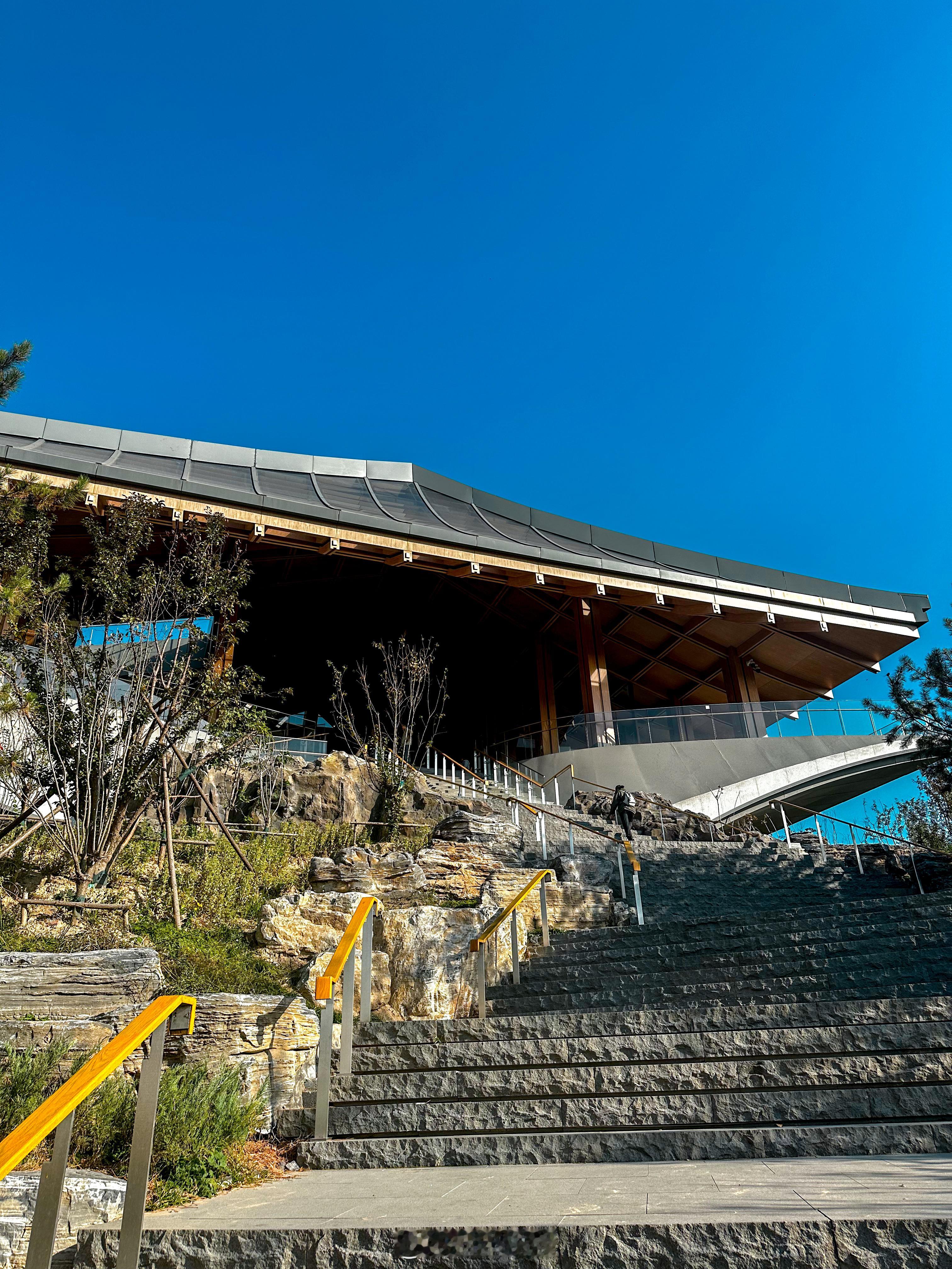 来到锦绣丰台，游览南苑森林湿地公园，欣赏明清时代“燕京十景”之一的“南囿秋风”。