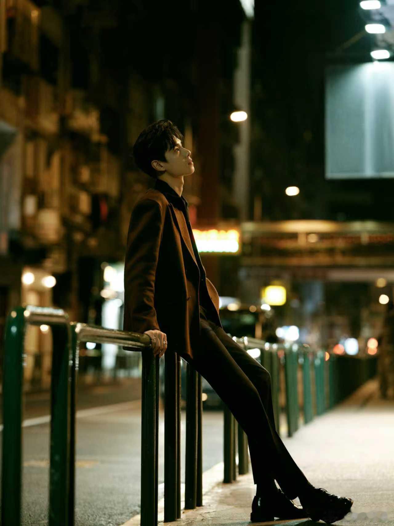 胡一天街头漫步随拍胡一天街头漫步随拍来啦！咱就说这么帅是想要迷晕我吗？西装造型完