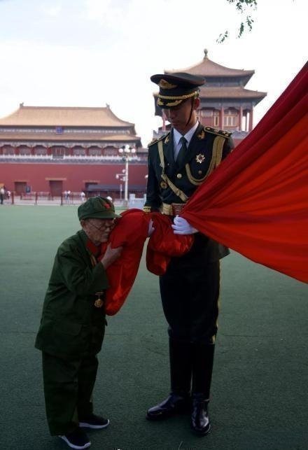 每每看到这张照片，还是会直戳心灵深处，一位老兵的无声告白， 致敬中国军人！ 