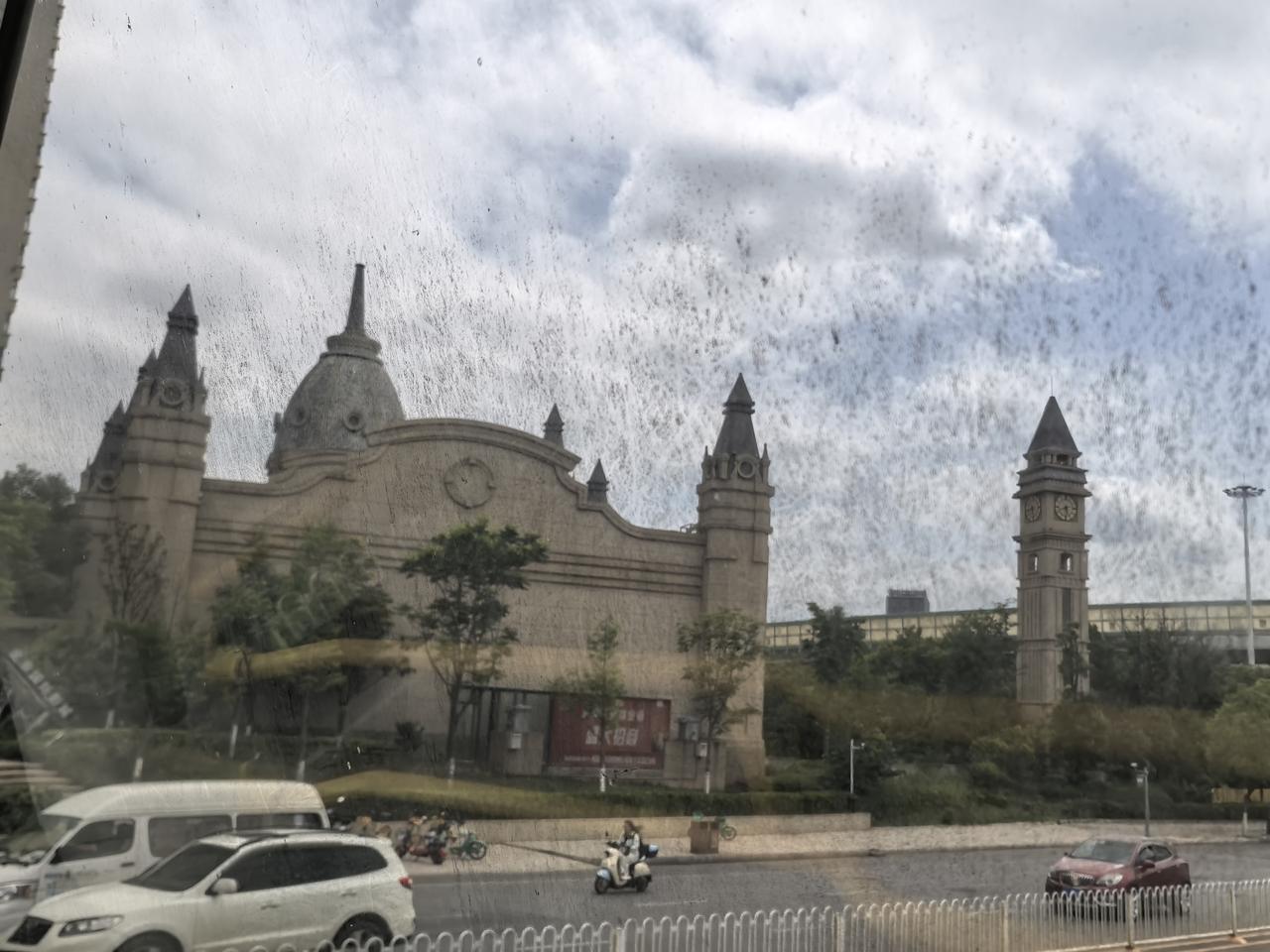这个是位于二环黄土坡立交桥这边的一个叫金泰国际的售楼部，还以为是自己到了泰国，如