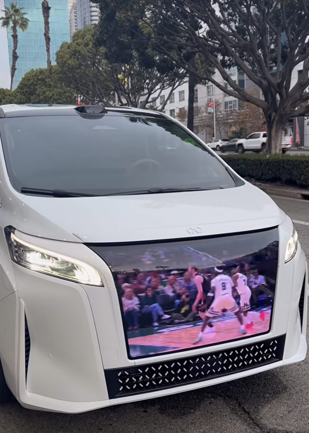 这车前脸设计的真不错哈，还能直播NBA。就是如果不小心追尾一下，损失怕就大了雅迪