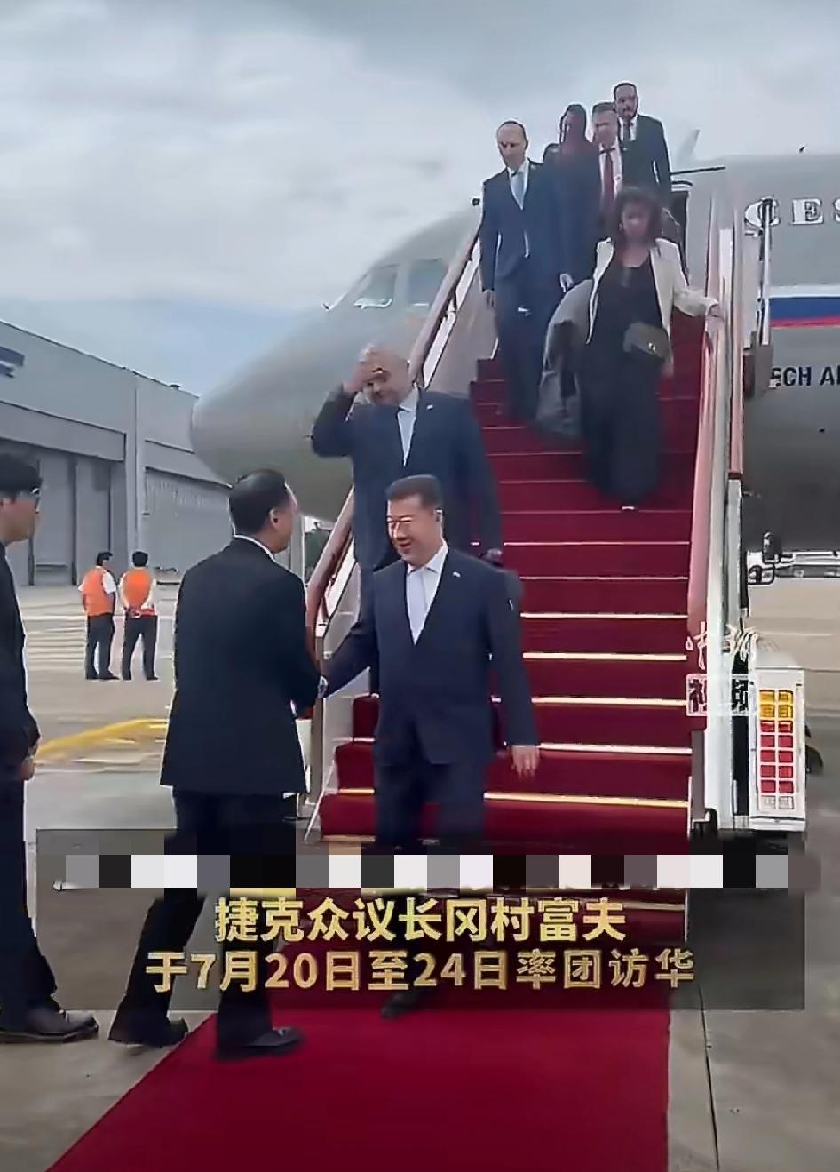 捷克参议长维斯特奇尔两次窜台后，捷克众议长冈村富夫率团访华，并表示执行一中原则，