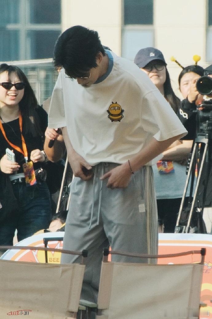 魏大勋扛铁裤衩像在走秀   魏大勋扛铁裤衩像在走秀，魏大勋录周五晚高疯也太绝了！