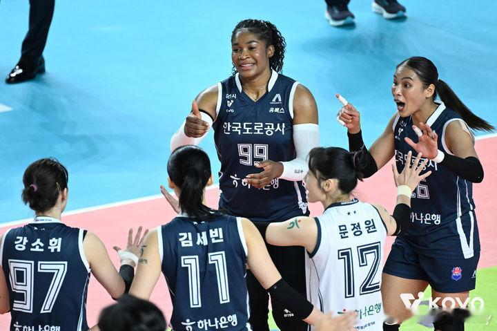 韩国女排联赛Rd 1循环赛，道路公社Hi-Pass女排以3-0战胜正官庄红翼，三
