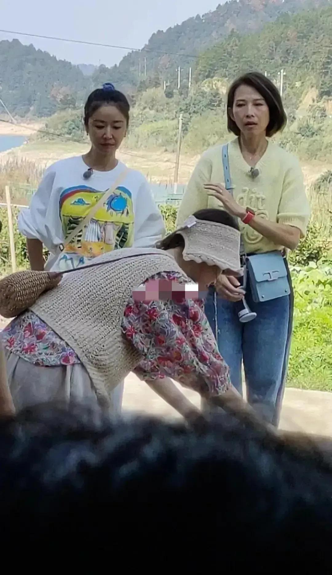 两位美女的状态已经蛮好的啦，毕竟快50岁的人呀，的亏她们有那个条件，保养的很好，