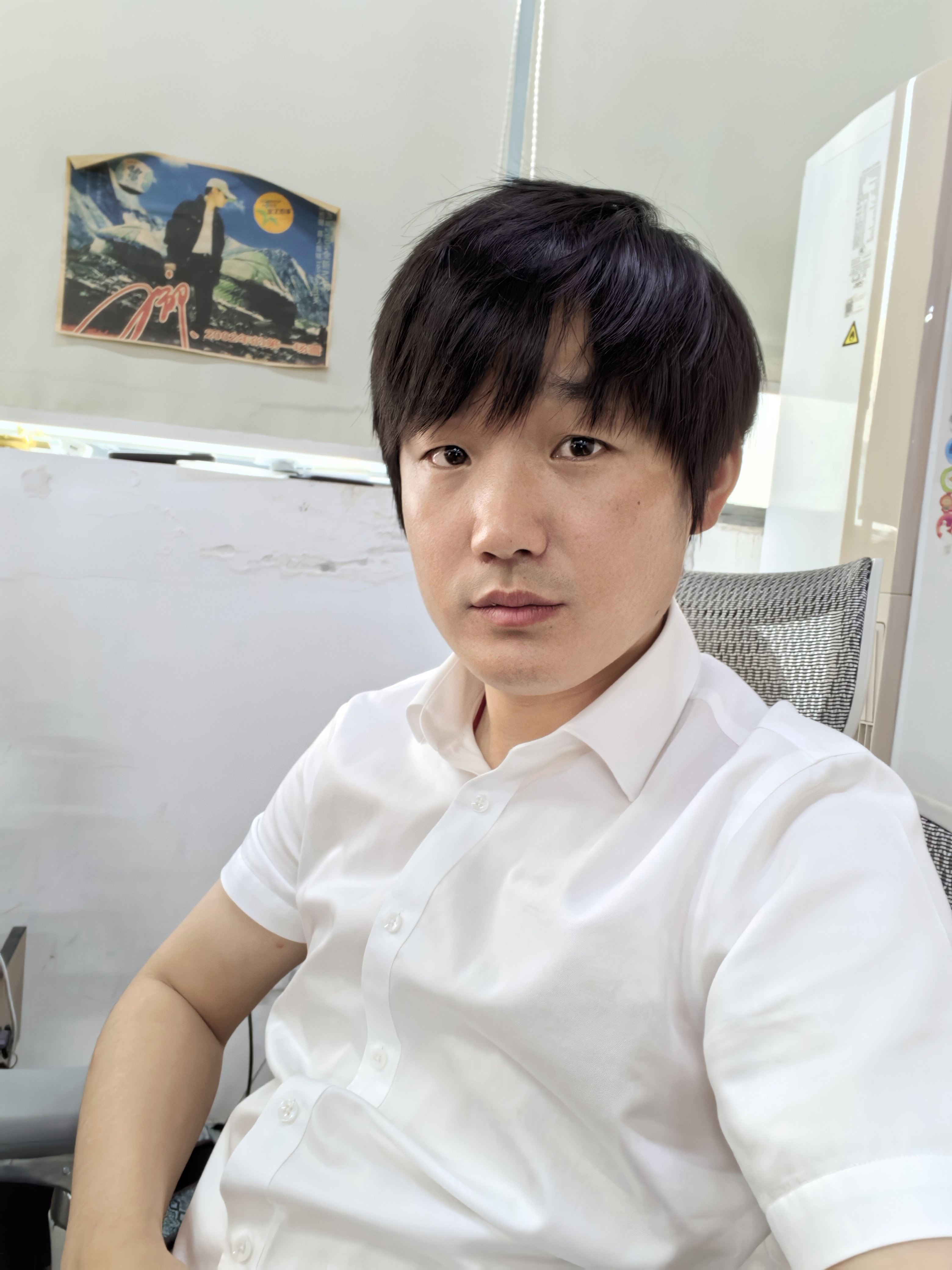 坐标广东深圳，今天27度，穿短袖你在哪里，表哥表妹，穿几件衣服 