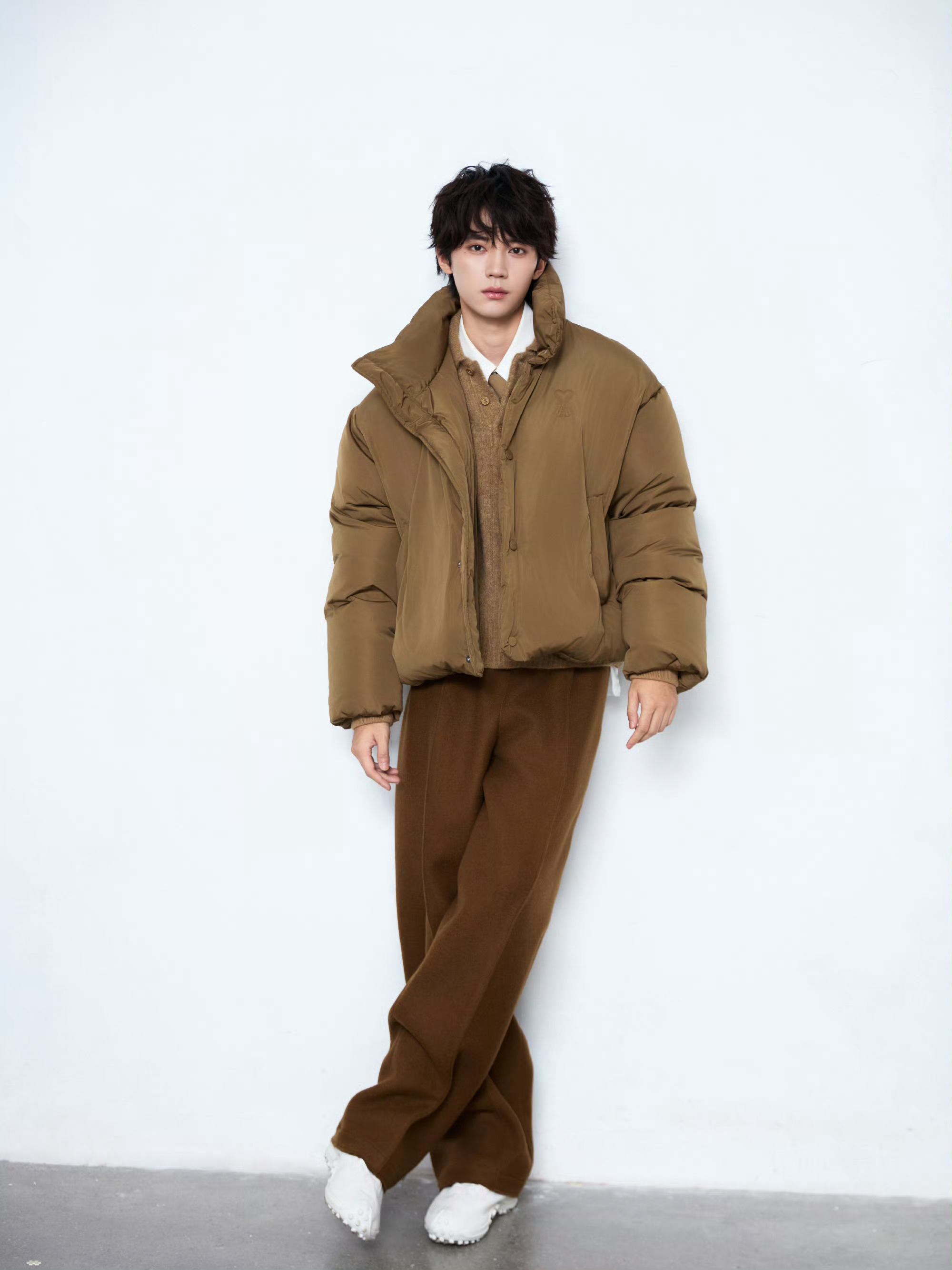 周翊然帅帅的很安心！秋日男友～棕色卷毛小狗好可爱！[哈哈] ​​​