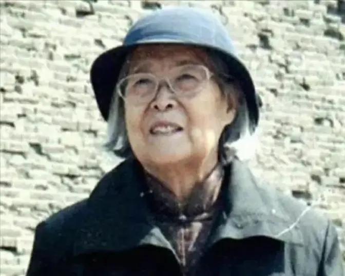 2007 年 ，83 岁傅冬菊离世，傅作义永远不知，她葬礼有多冷清。傅冬菊的一生
