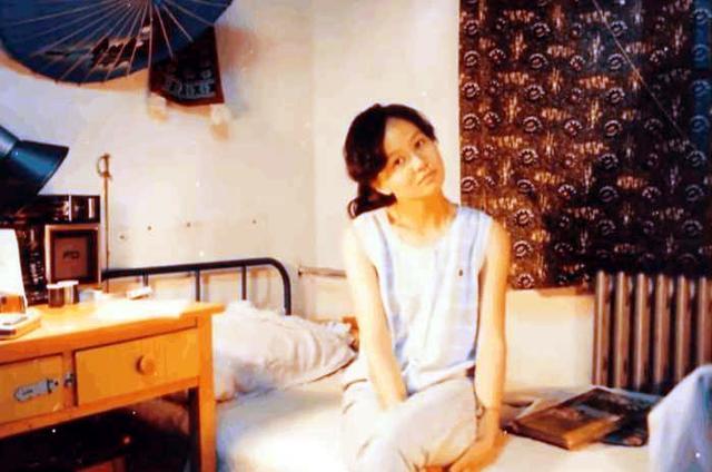 图一是刘欢的妻子，图二是他的父母和孩子，这些照片很有年代感，就像他和妻子的爱情那