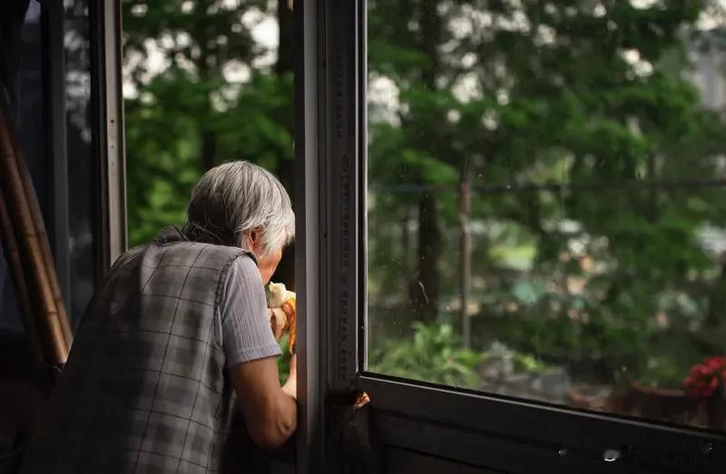 让老年人感到幸福和骄傲的是什么？

是儿孙绕膝的天伦？是存折上的数字？都不是。