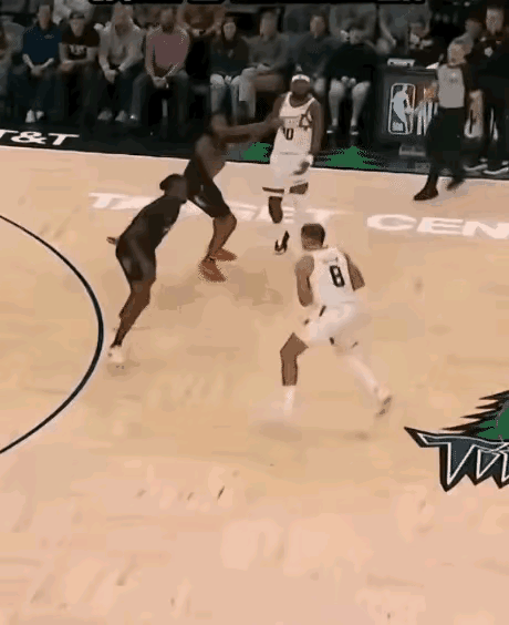 这已经不再是篮球应有的步法了，感觉像是在扭秧歌，又别扭又搞笑。
问题是裁判还是果