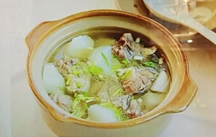 冬初一到，天气那叫一个冷，这时候来上一碗热汤，简直不要太舒服！俗话说“深秋一碗汤