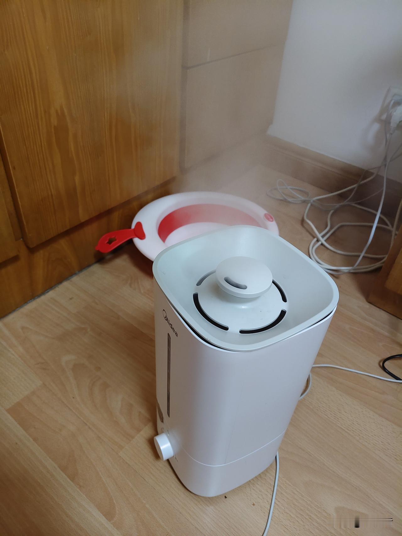 这几天愁坏了，因为我儿子也不知对家里的什么东西过敏，天天眼睛痒，鼻子痒，说回家没