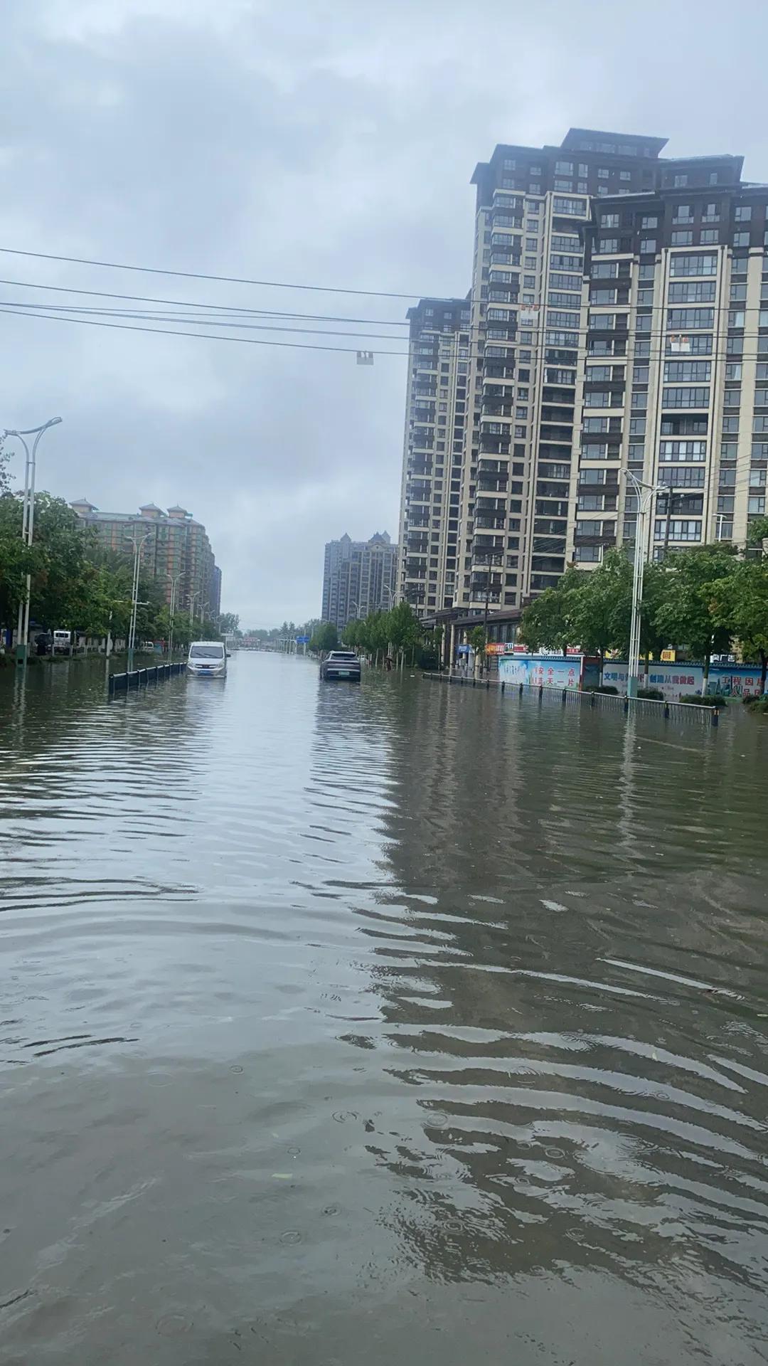 图一柘城的路，图二柘城的湖，现在大雨还在哗哗地下，再下水都没地方淌了。