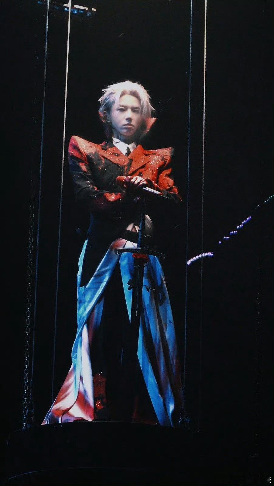 华晨宇玫瑰权杖夯爆了 华晨宇手持玫瑰权杖登场氛围感封神！适配度满分气场全开，自带