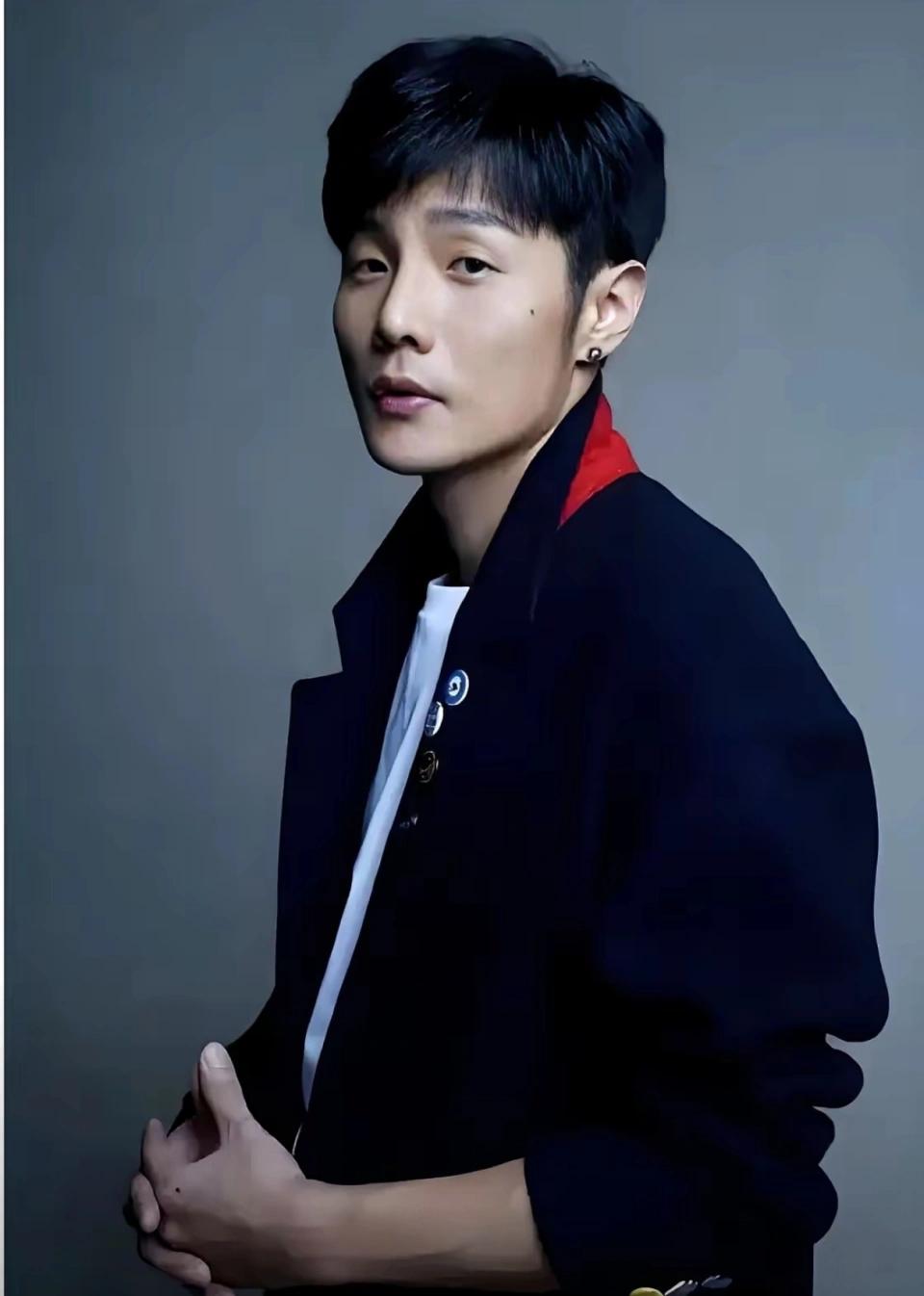 李荣浩，正面硬刚！

4月1号这天，一直被卷进抄袭风波的音乐人李荣浩，突然在网上