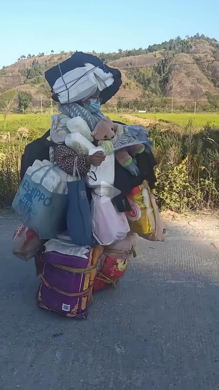 看着这位满身捆绑行李，独自徒步在江西路上的女子，心里五味杂陈。

很多人叫她流浪