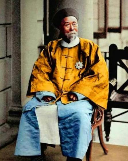 1896年，李鸿章大摇大摆地跑到美国，想要给美国人瞧一瞧他的中国风。他特意穿上了
