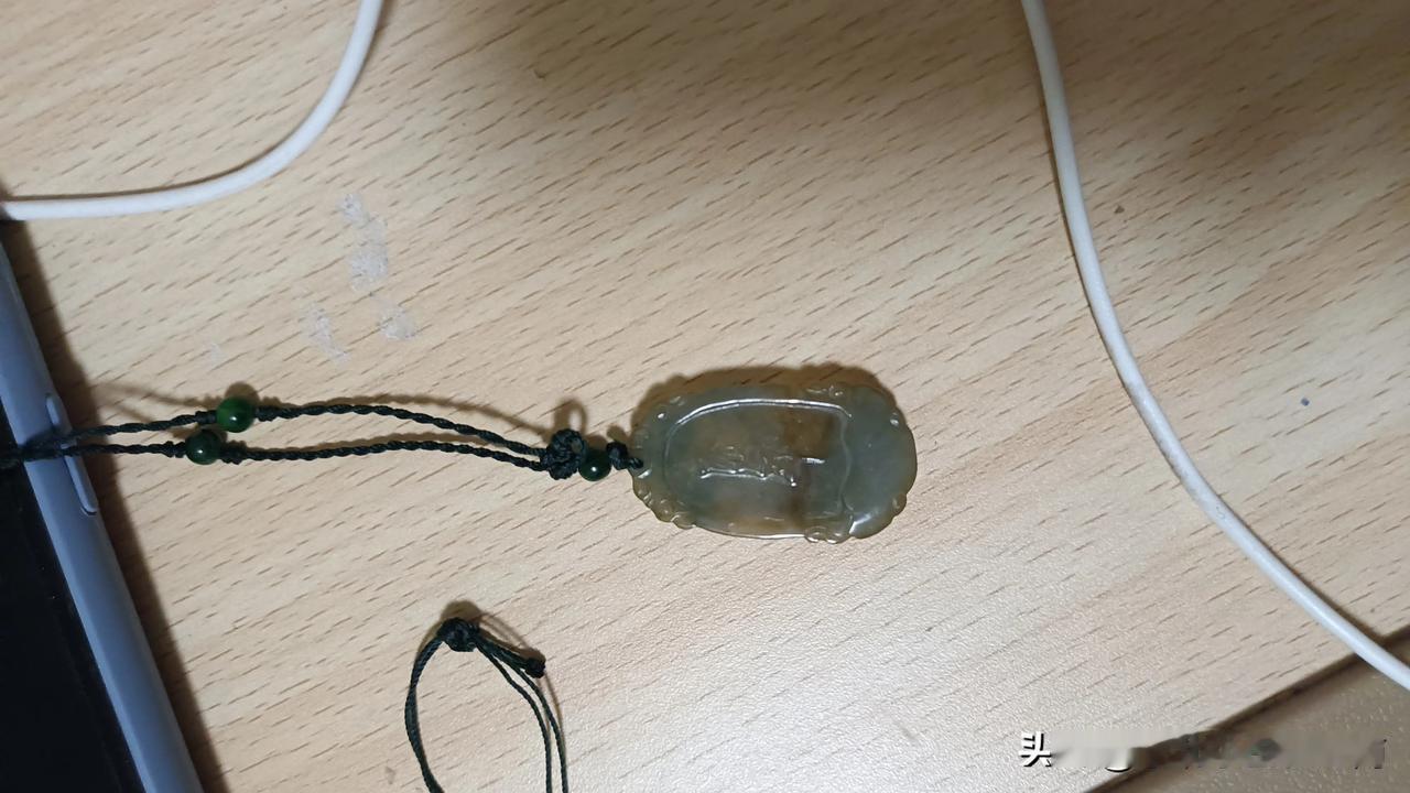有懂行的吗？看看我这个玉怎么样？能值多少钱？我认为这是岫岩玉，应不超过300块钱