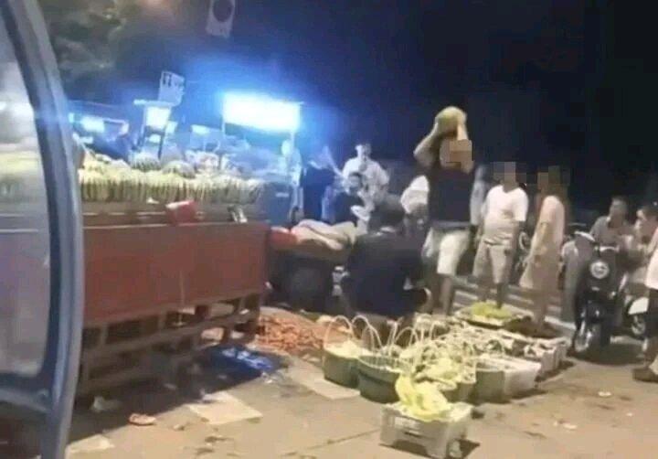 夜市上拿西瓜砸摊主这事，看完真的刷新认知。
宁波北仑那夜市，就因为顾客挑瓜的动作