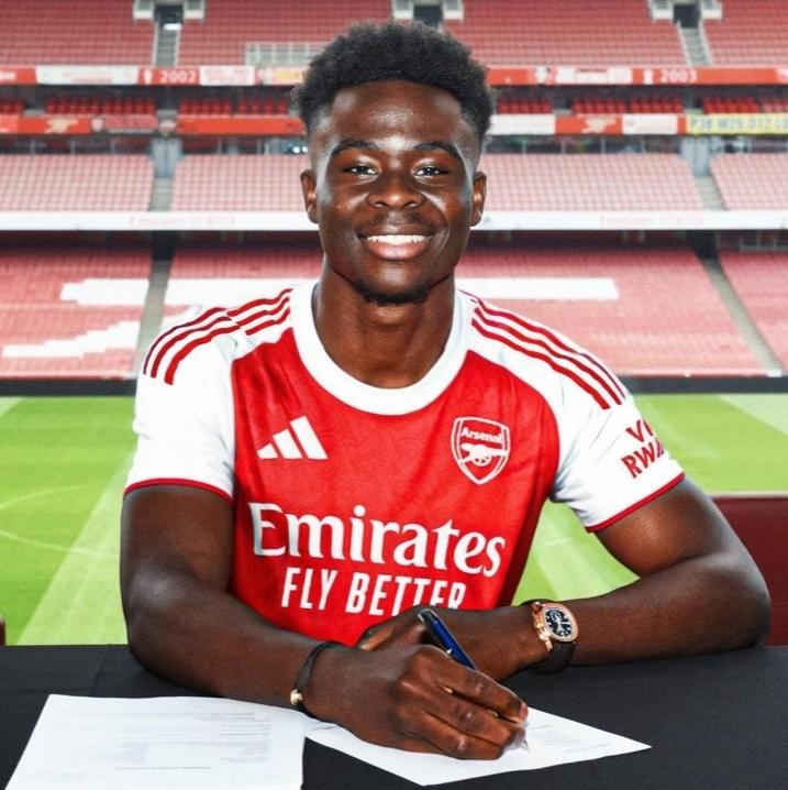 今年24岁的萨卡获阿森纳5年长约，周薪超过30万英镑，折合成人民币每周270多万
