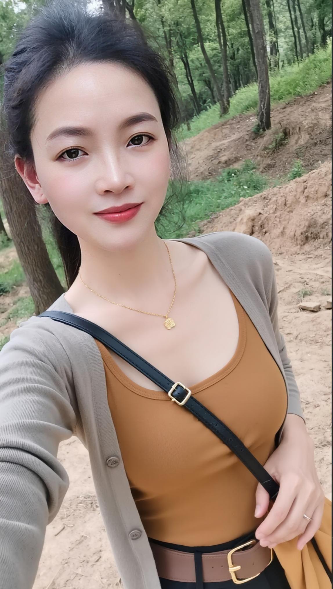 生活这趟车，有人给你递糖，有人给你泼冷水，有人把你护在身后，有人把你推...