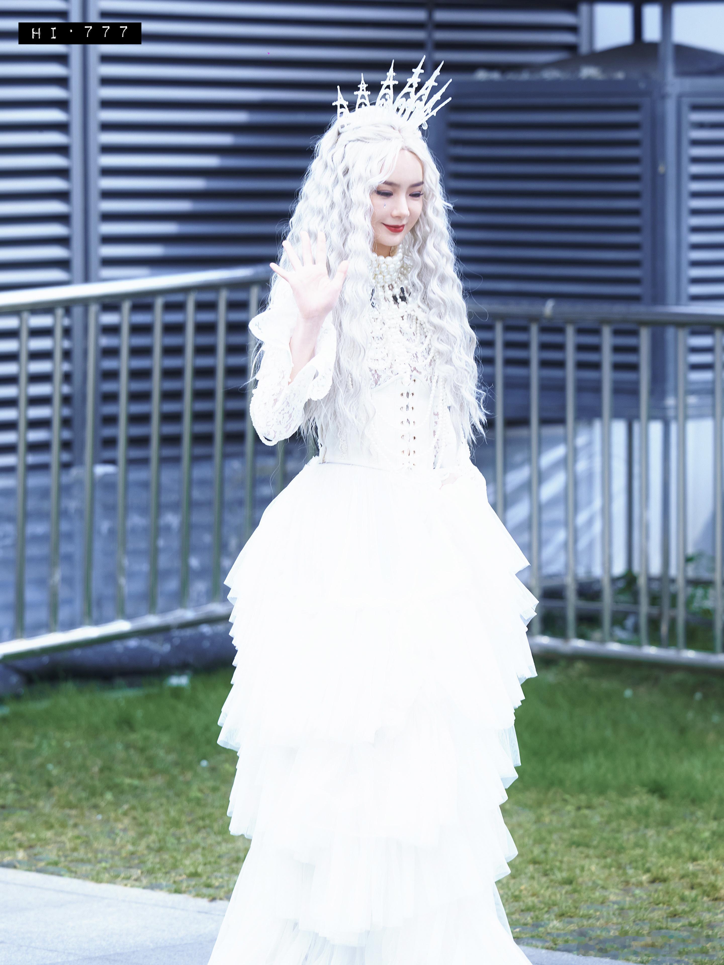 戚薇大侦探演唱会路透 这身白皇后cos可以直接进年度造型TOP3！细节到发丝的银