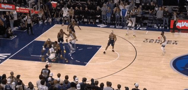 反应真快！爱德华兹这样居然还没丢球！
在今天NBA季前赛森林狼对阵步行者的第一节