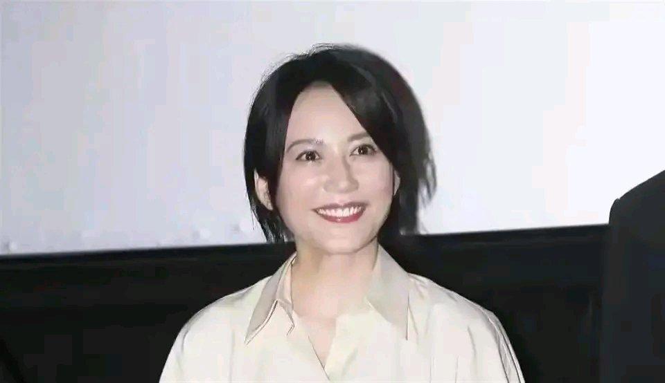 54岁未婚未育，却有男人相伴近20年，这简直就是一种别样的人生范本。在传统观念里