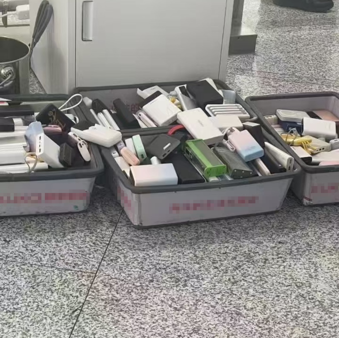 “成筐的充电宝被拦”，有人当场崩溃！网友急了：手头几乎没有合