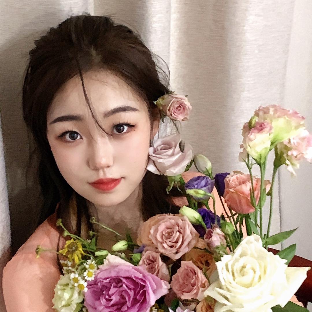 先爱自己，再爱世界。你的光芒，不必借他人的烛火。