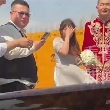 这格局，活该他开宾利！
 
黑龙江一男子开车经过高速口，发现一对新婚男女站在路边