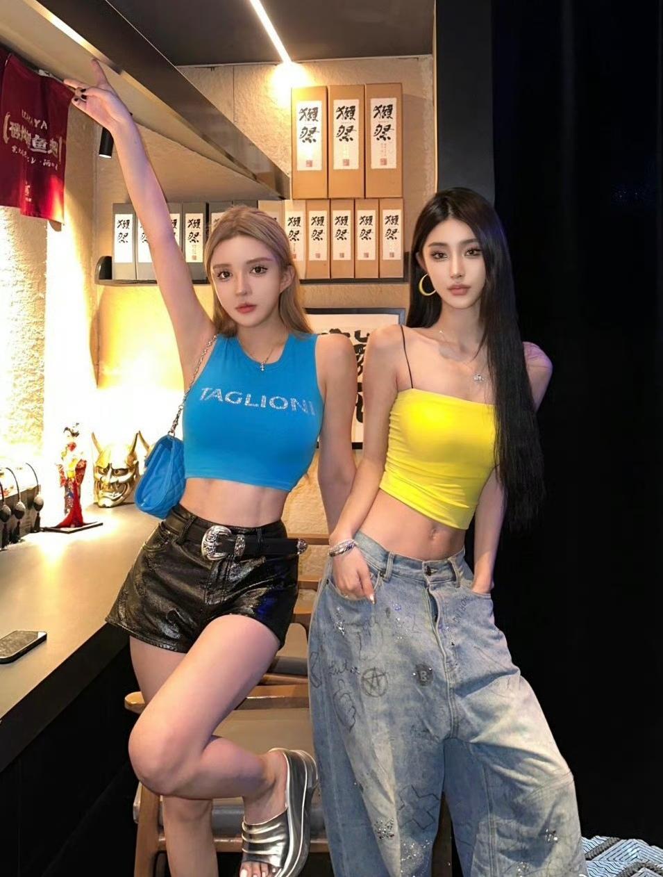 撞色穿搭解锁夏日氛围感💙💛。身边是懂我的人，眼里是藏不住的光，这一刻，快乐与