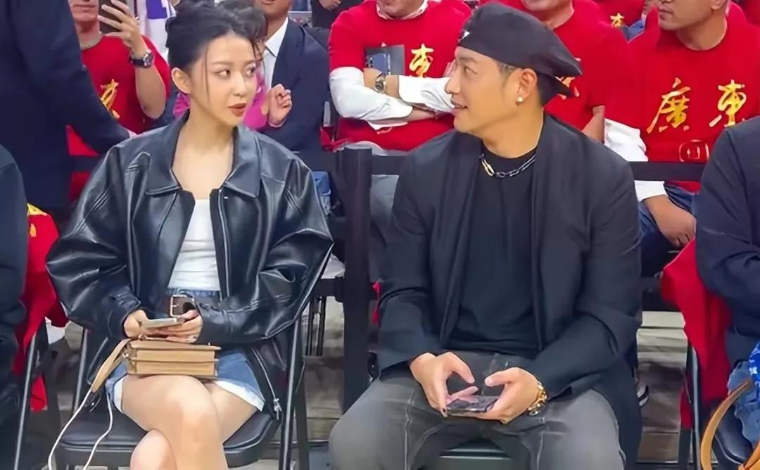 潘玮柏宣云婚后首合体出现
两人都穿得好时尚
宣云的皮衣很吸引眼球
潘玮柏的帽子很