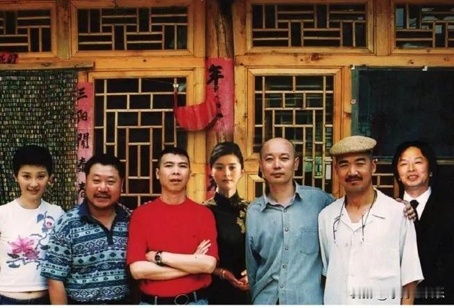 七位明星演员的合影，不瞒您说，除了左边的女生和右边的男生，中间的五位我都认出来了