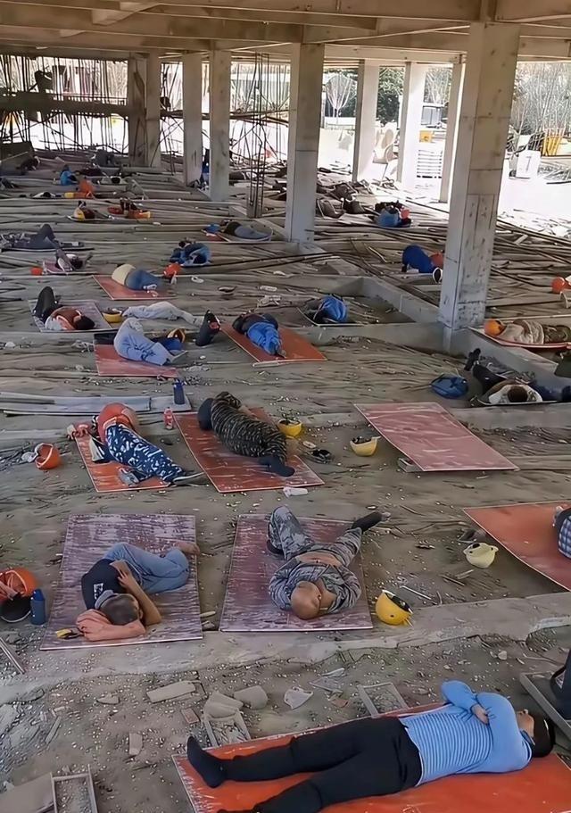 工地上睡午觉有多爽，干过的人才懂。累瘫了往阴凉地一躺，安全帽当枕头，几分钟就睡着