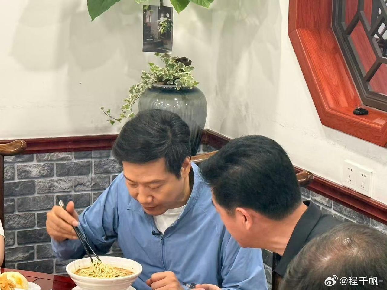 有钱的老板都是这样，不会装
有钱的打工人就不一样，比较会装 ​​​