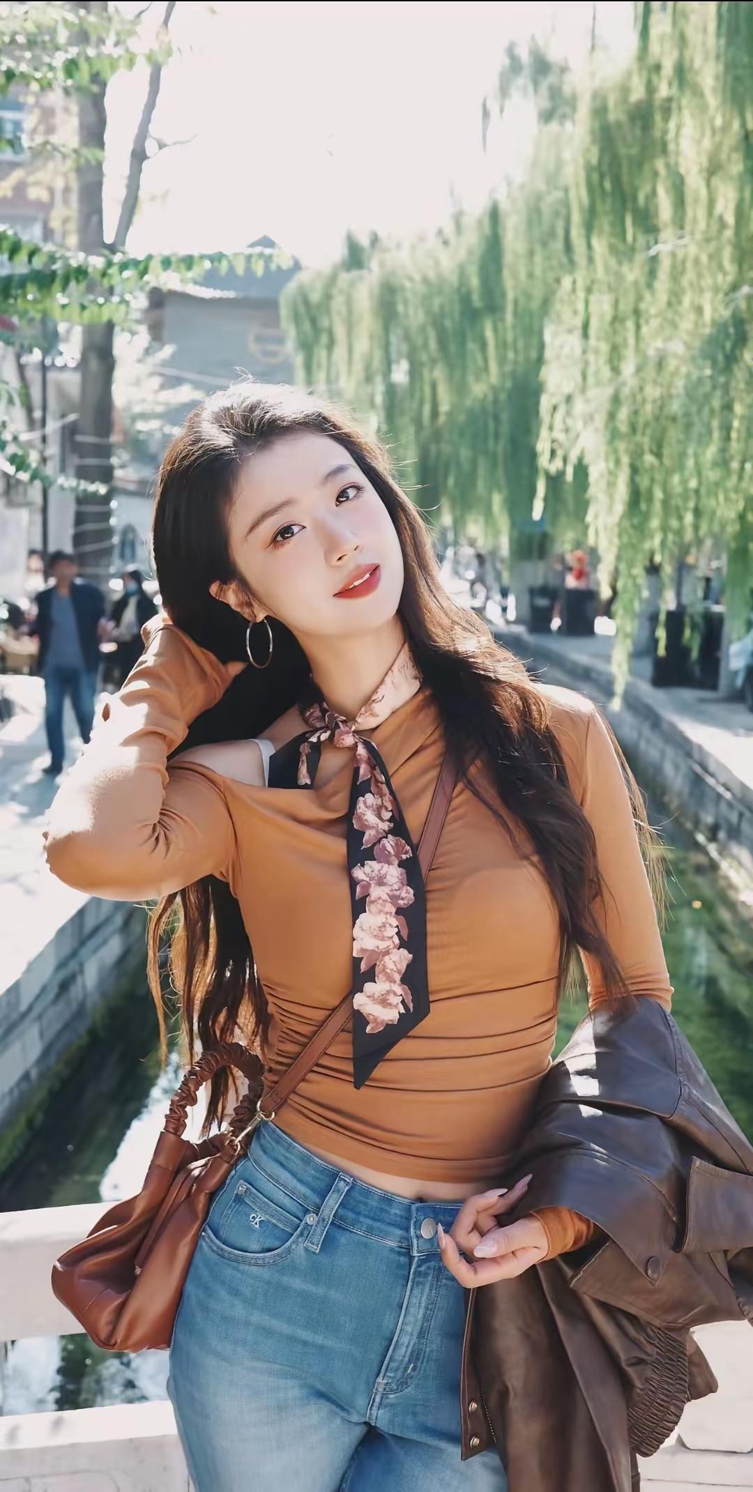 暖棕色上衣搭配牛仔裤，清新自然，完美演绎秋日时尚！🍂💃🏻