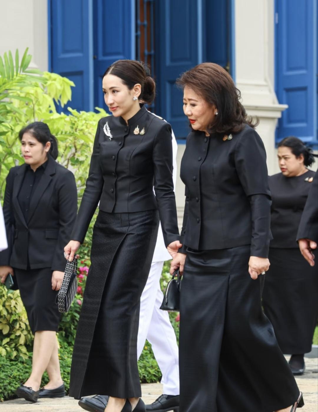 10月27日，萍通塔母女来到曼谷大皇宫哀悼诗丽吉王太后。母女俩一袭黑衣，神情凝重