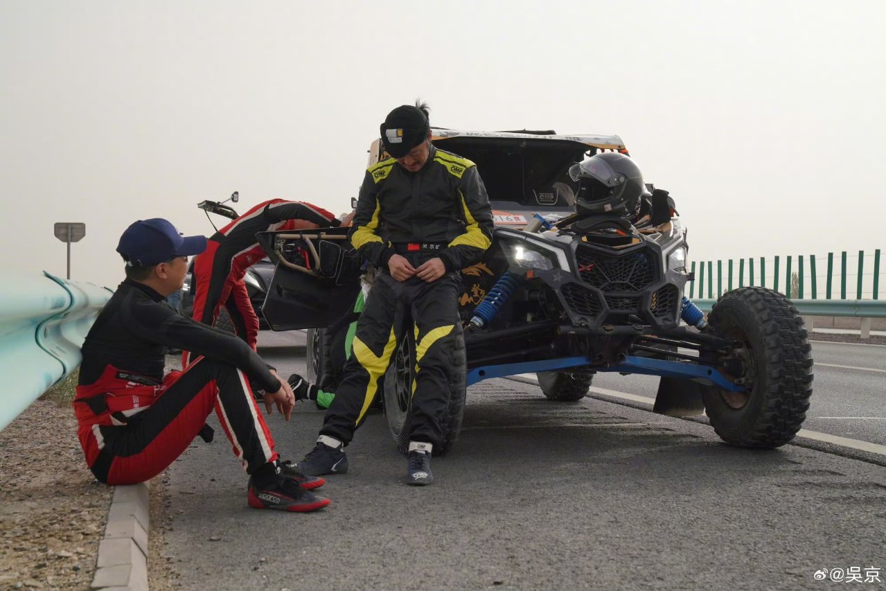 吴京居然戴了耳钉 被戴耳钉的吴京惊艳到！硬朗线条搭配小耳钉，痞帅感直接拉满。 