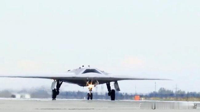 俄罗斯在北部军区使用最新型“鄂霍特尼克”无人机已经三个月了。
无人机S-70“猎