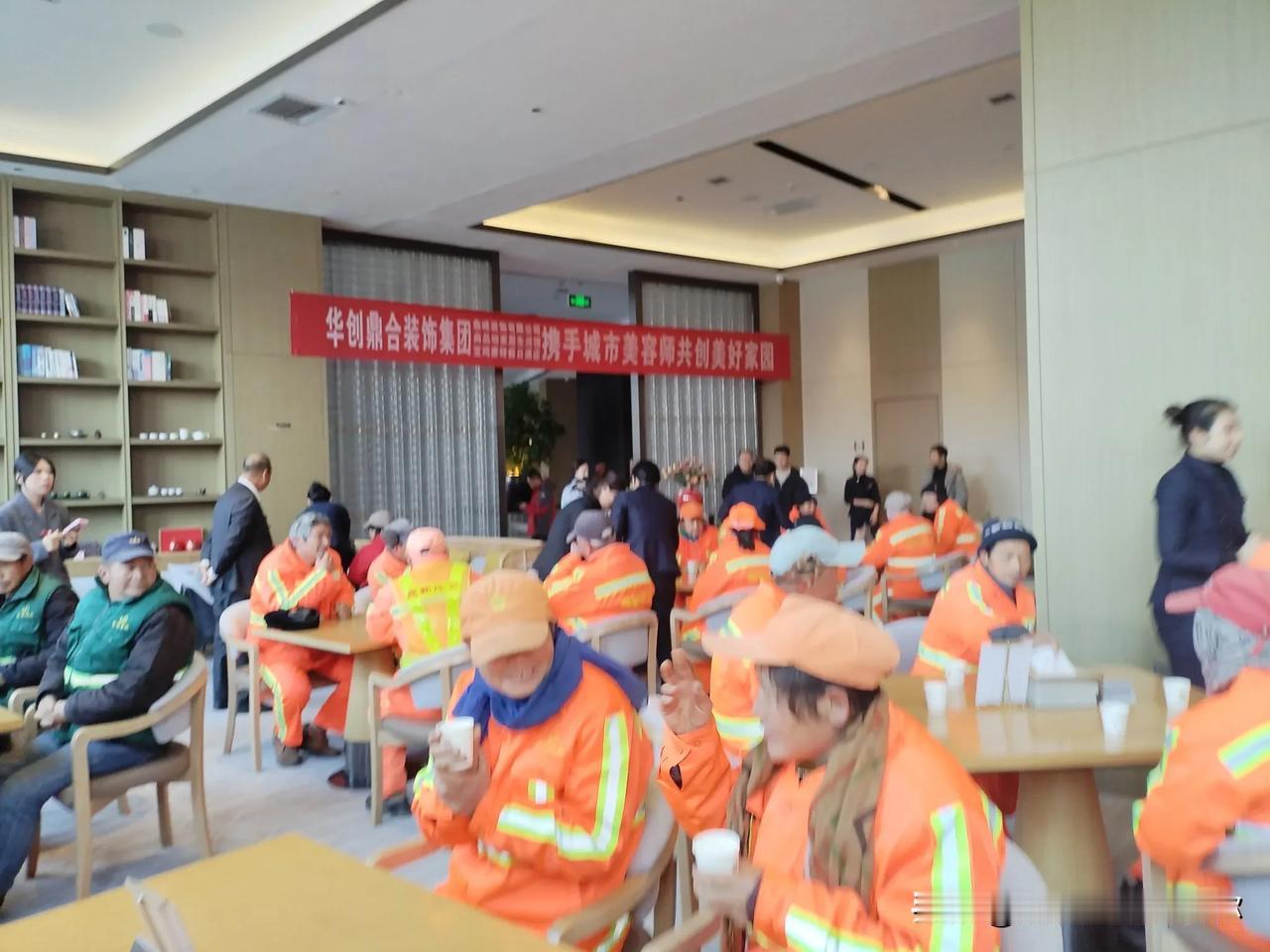 陕西华创鼎合装饰集团冬至送饺子慰问环卫工人！