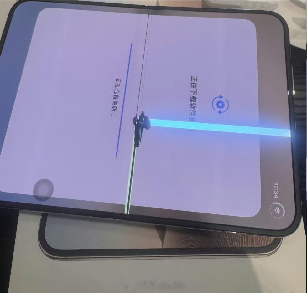 iPhoneDuo 华为铰链iPhoneDuo屏幕开裂不是个例，铰链问题？iPh