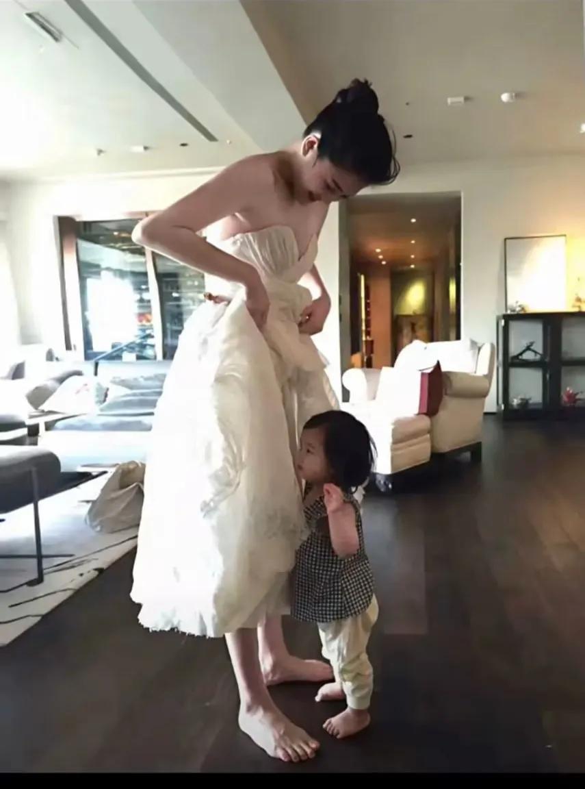 这个阶段的大S肯定是最幸福的时候，小玥儿萌萌哒又很可爱，那个时候的她家庭幸福，老