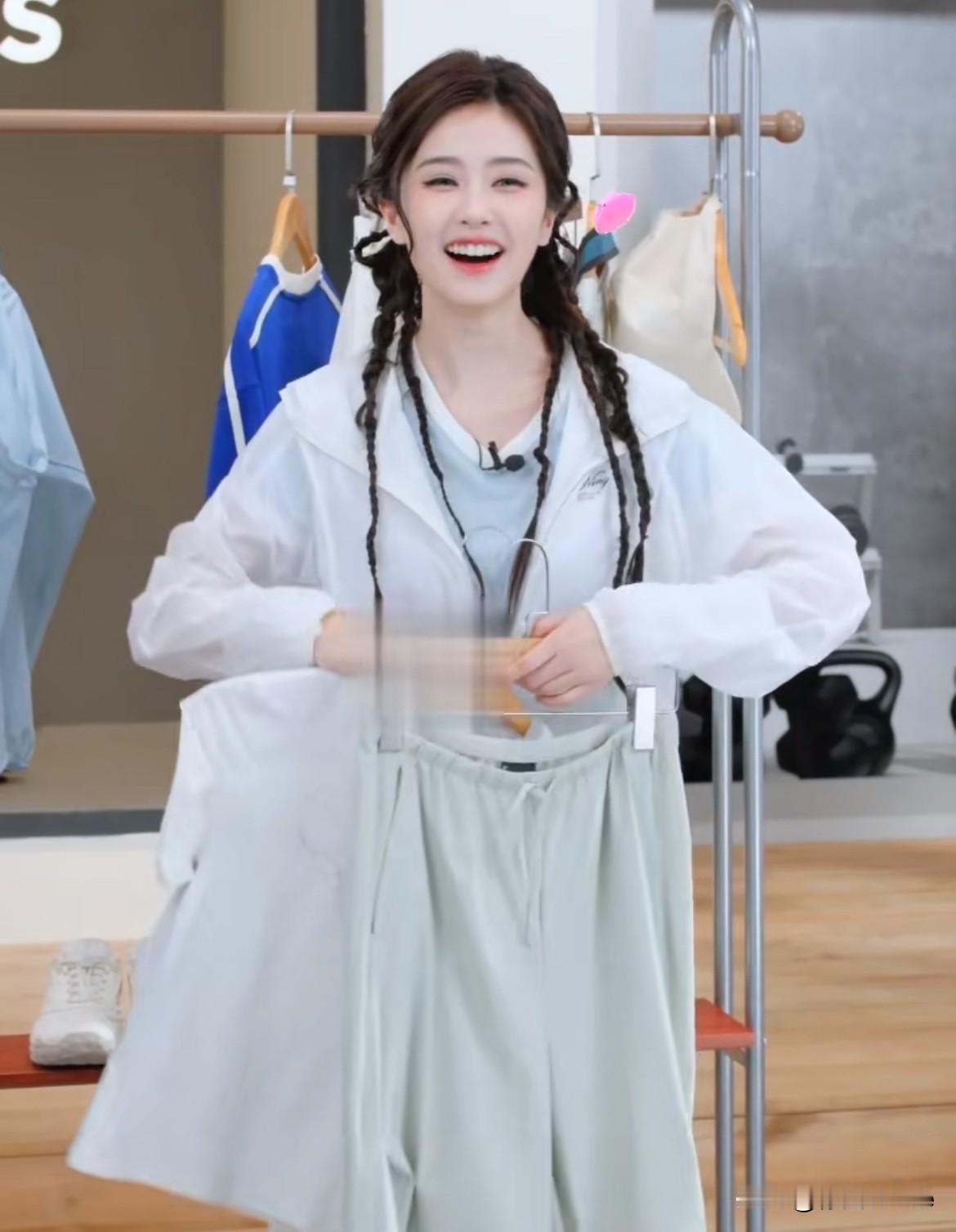 3月16日，原来白鹿都知道！
前两天白鹿穿背心奔跑迎接外卖的状态引发网友热议，大