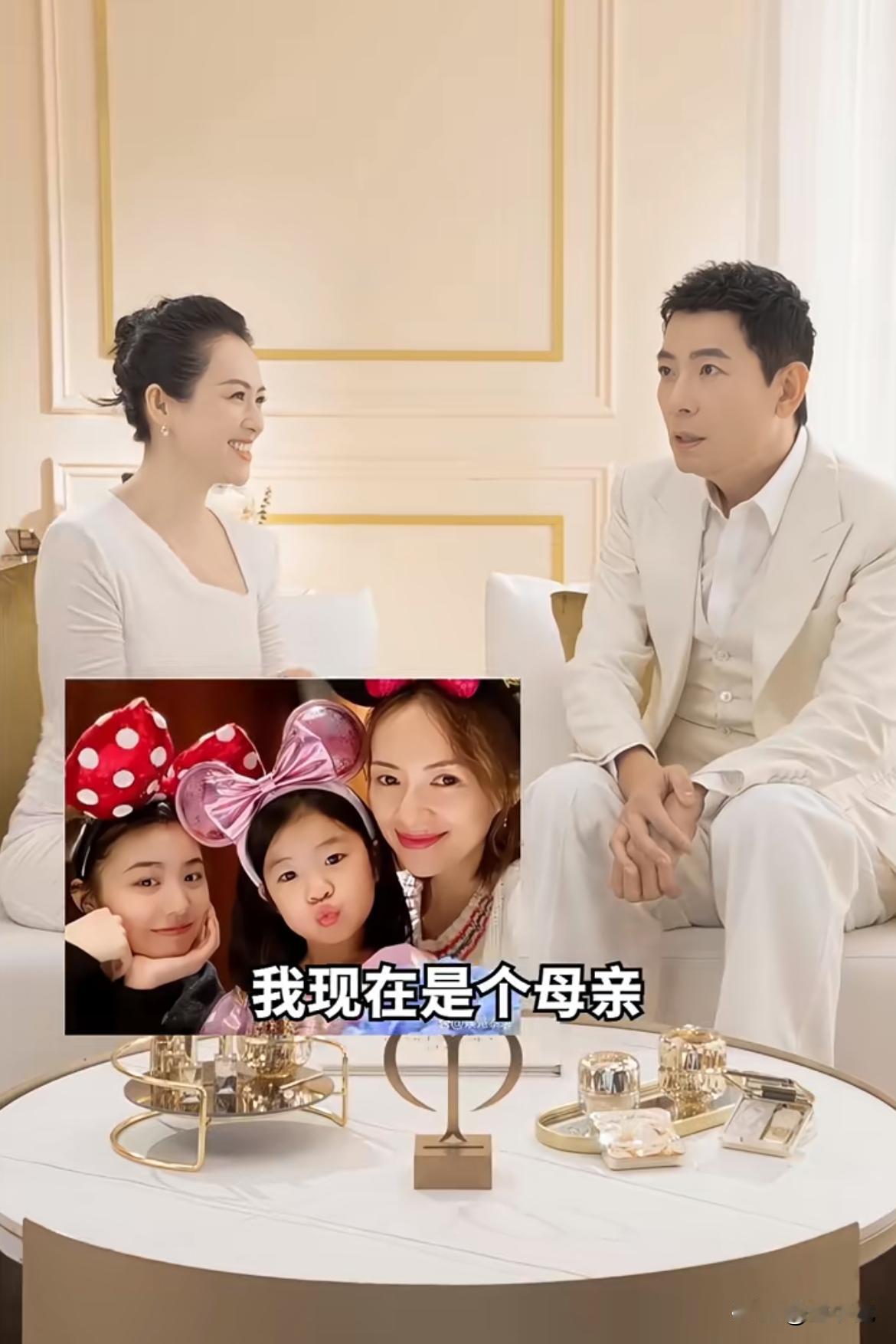 章子怡说自己当了妈妈之后变温柔了，你觉得呢？
因为当妈妈而摸鱼N久的章子怡，在离