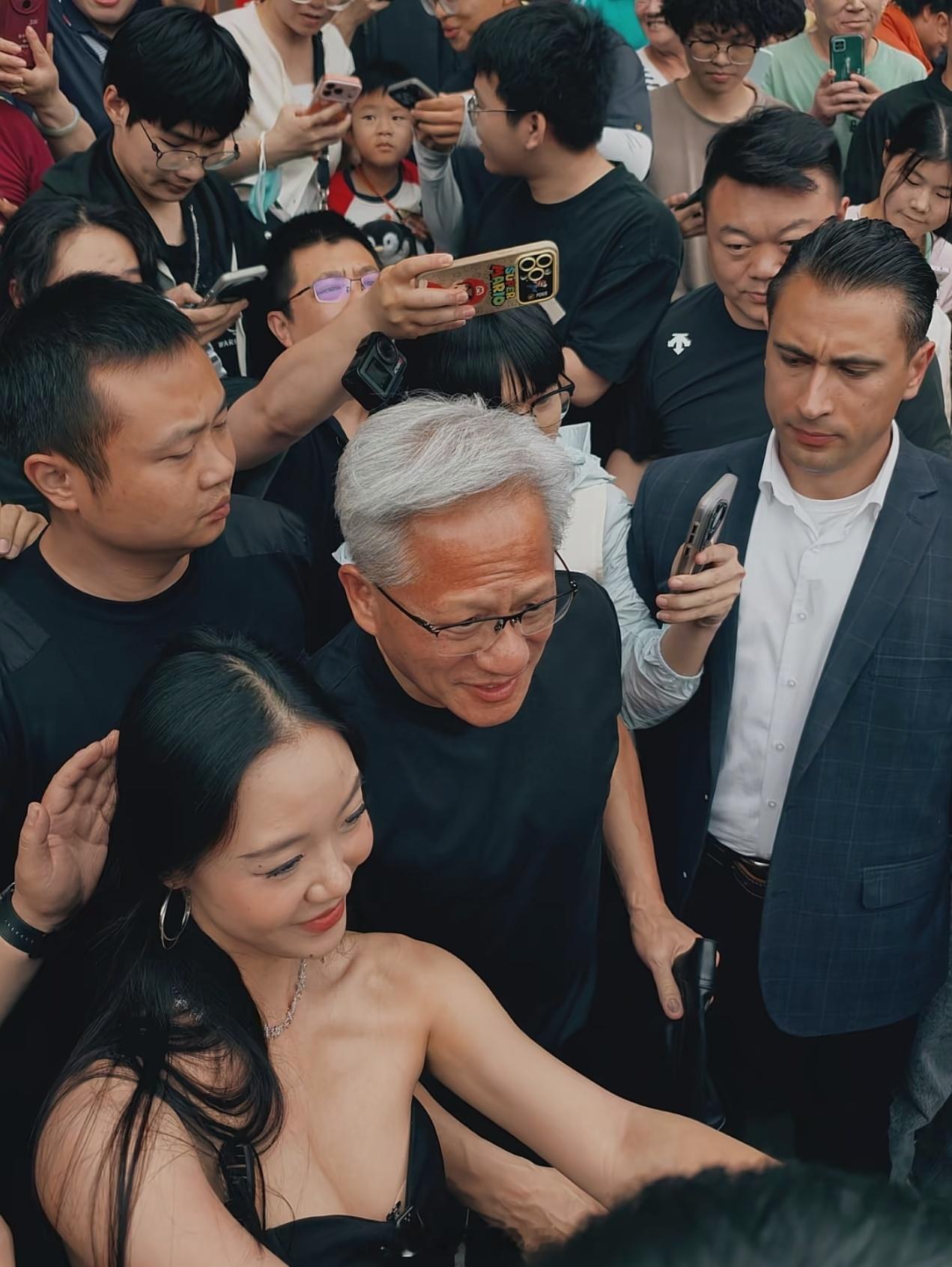 黄仁勋库克发声这个跟皮衣黄合照的小姐姐身材不错，另外老黄这个大鼻头一看就富有，相