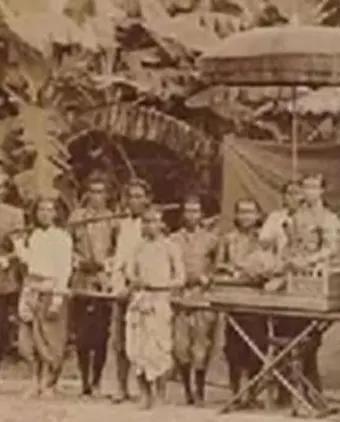 1900年，一个中国通缉犯找白人国王租了块地，租期999年，带1118个乡亲去南