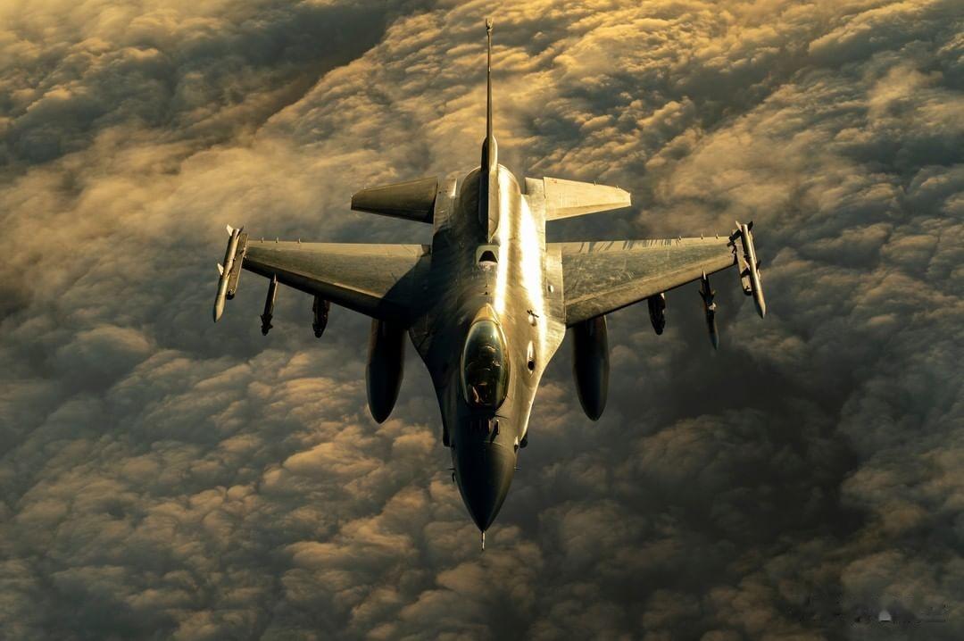 组图：天空中的F-16战机
日前，美国空军通过社交媒体发布了一组F-16战机图片