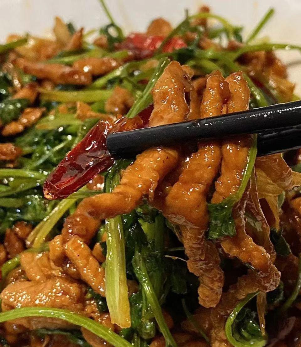 中午做了一个菜，美餐了一顿，又饱饱的睡了一觉，神清气爽，下午加油